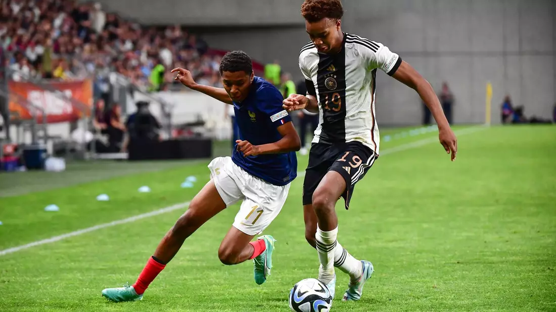 Yanis Ali Issoufou (l) aus Frankreich und Assan Oudraogo aus Deutschland kämpfen um den Ball. - Bild: Marton Monus/dpa