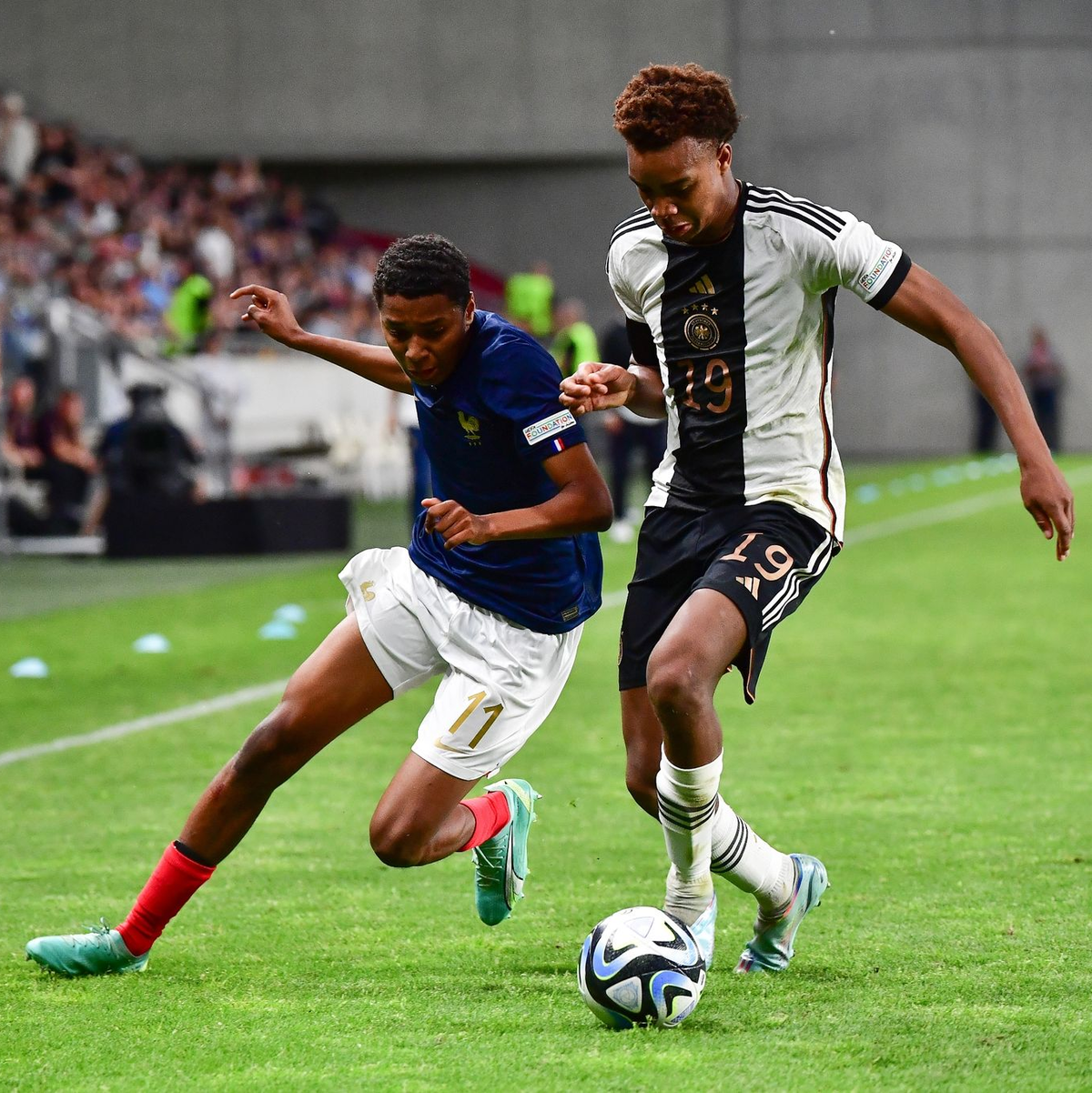Yanis Ali Issoufou (l) aus Frankreich und Assan Oudraogo aus Deutschland kämpfen um den Ball. - Foto: Marton Monus/dpa