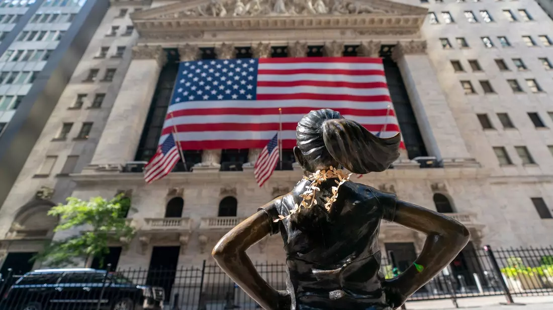 Die Bronzestatur Fearless Girl steht vor der die New Yorker Börse. - Bild: Mary Altaffer/AP/dpa