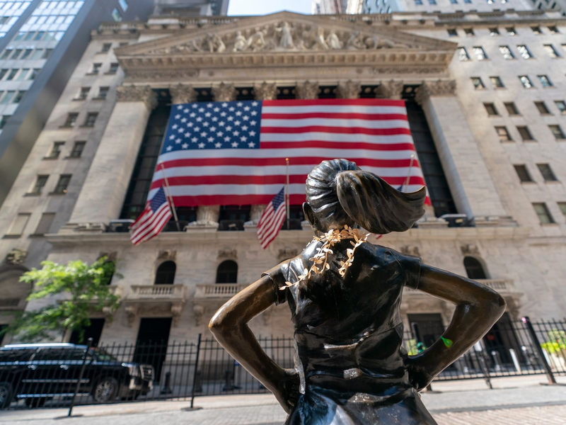 Die Bronzestatur Fearless Girl steht vor der die New Yorker Börse. - Foto: Mary Altaffer/AP/dpa