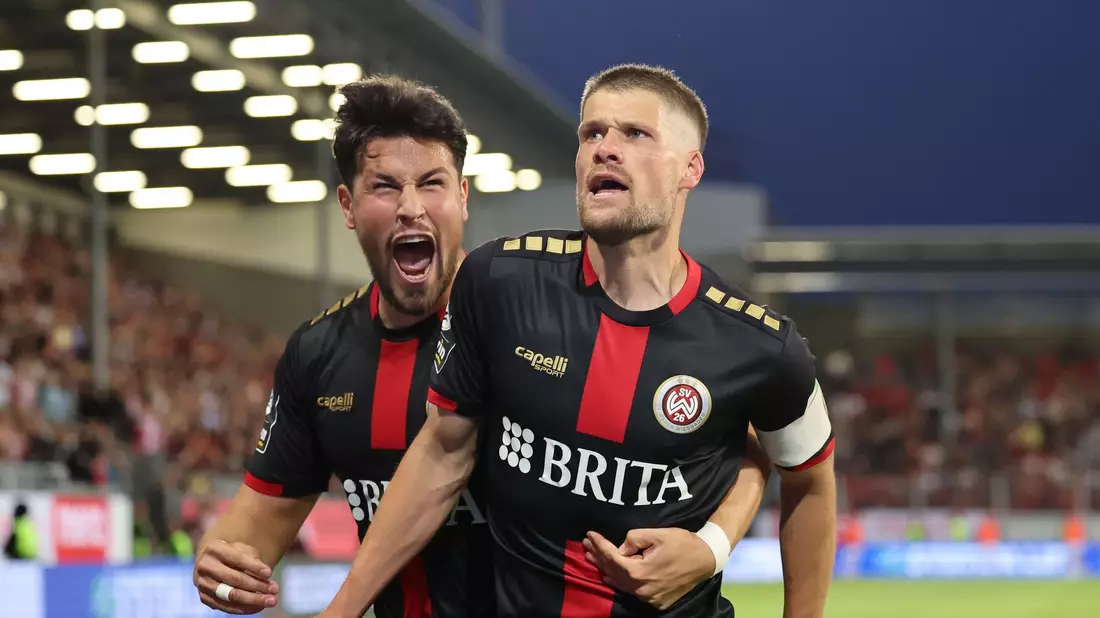 Johannes Wurtz (r) sorgte mit seinem Tor zum 2:0 für die Vorendscheidung beim Sieg von Wehen-Wiesbaden. - Bild: Jörg Halisch/dpa