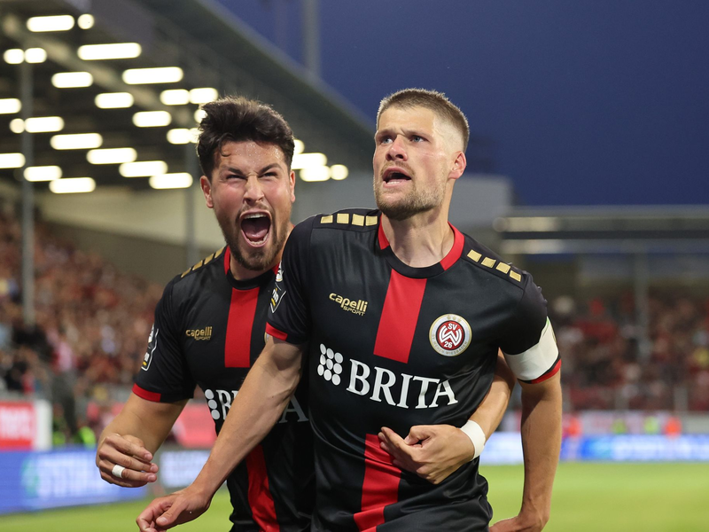 Johannes Wurtz (r) sorgte mit seinem Tor zum 2:0 für die Vorendscheidung beim Sieg von Wehen-Wiesbaden. - Foto: Jörg Halisch/dpa