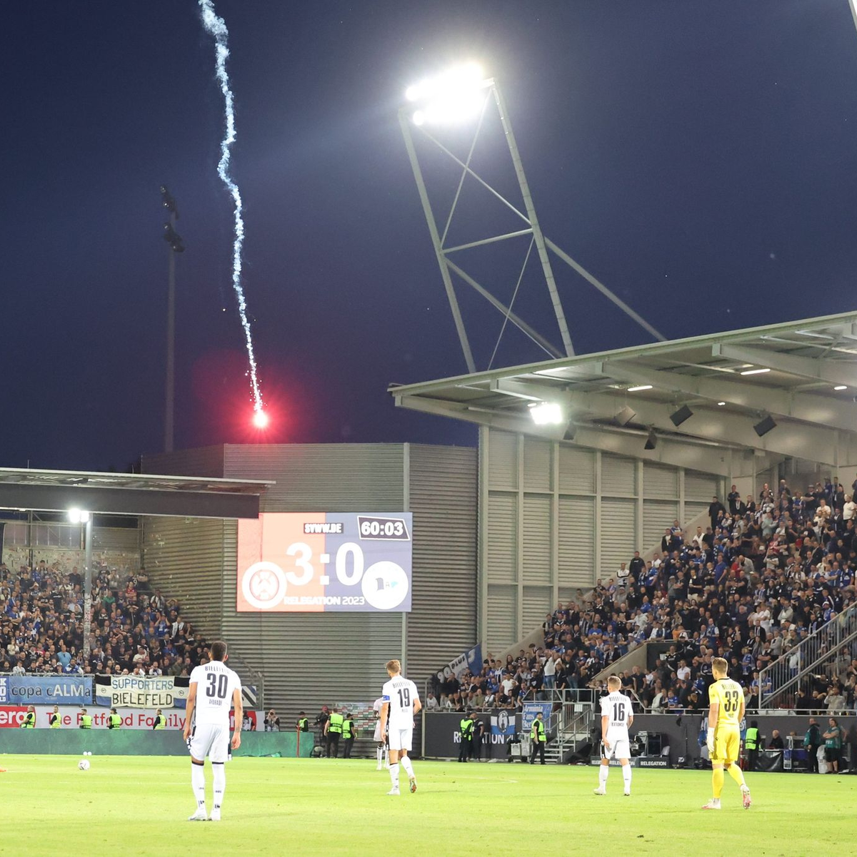 Kurz vor dem Spielabbruch: Bielefelder Fans zünden Raketen. - Foto: Jörg Halisch/dpa