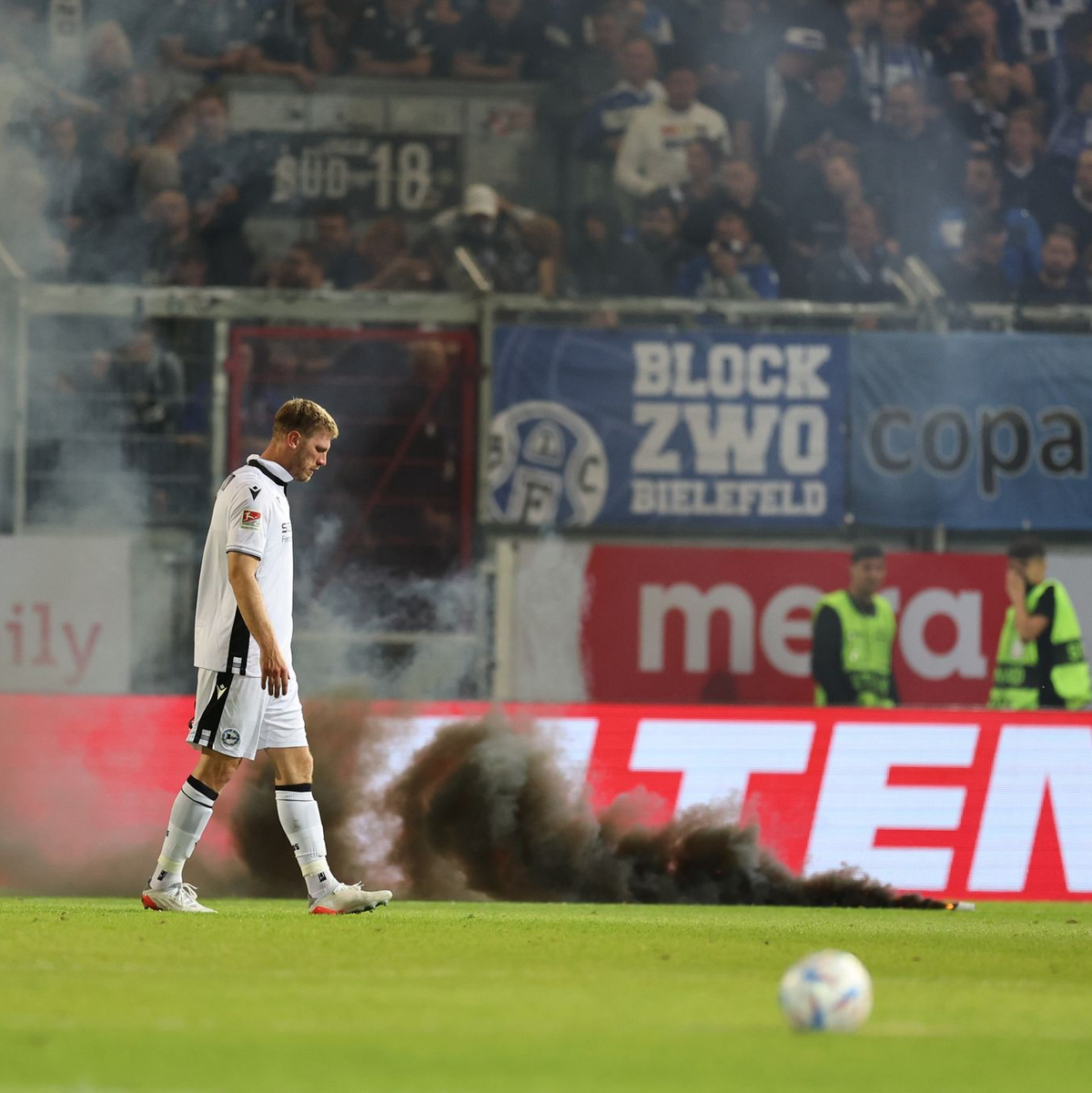 Arminia-Ikone Fabian Klos versuchte die aufgebrachten Fans zu beruhigen. - Foto: Jörg Halisch/dpa