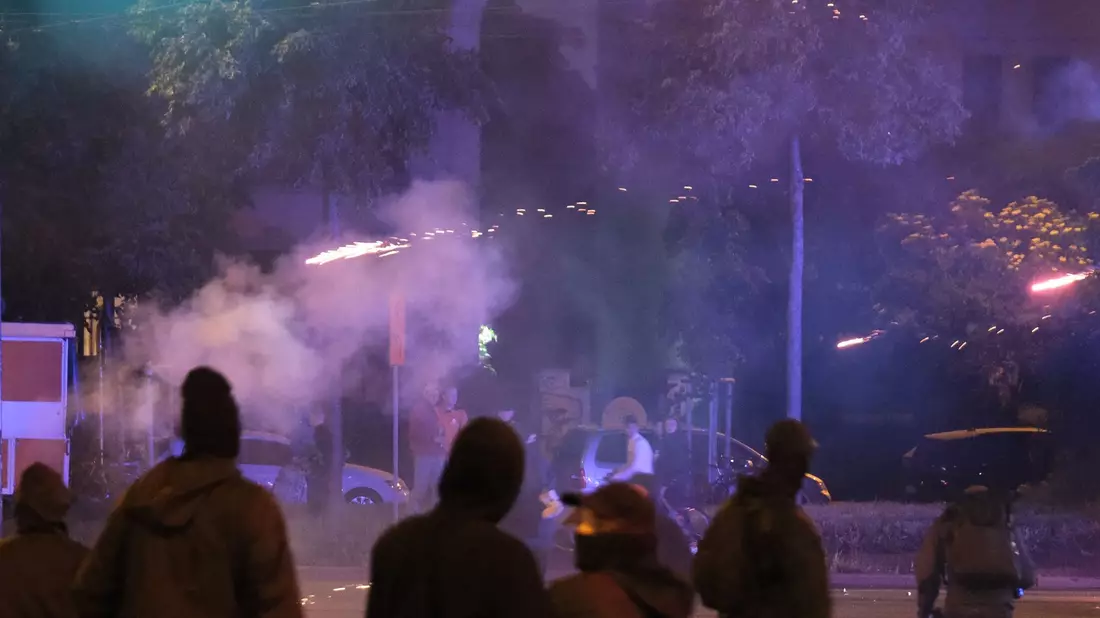 Bei einer Protestaktion gegen die Räumung eines besetzten Hauses kam es zu Ausschreitungen. - Bild: Sebastian Willnow/dpa