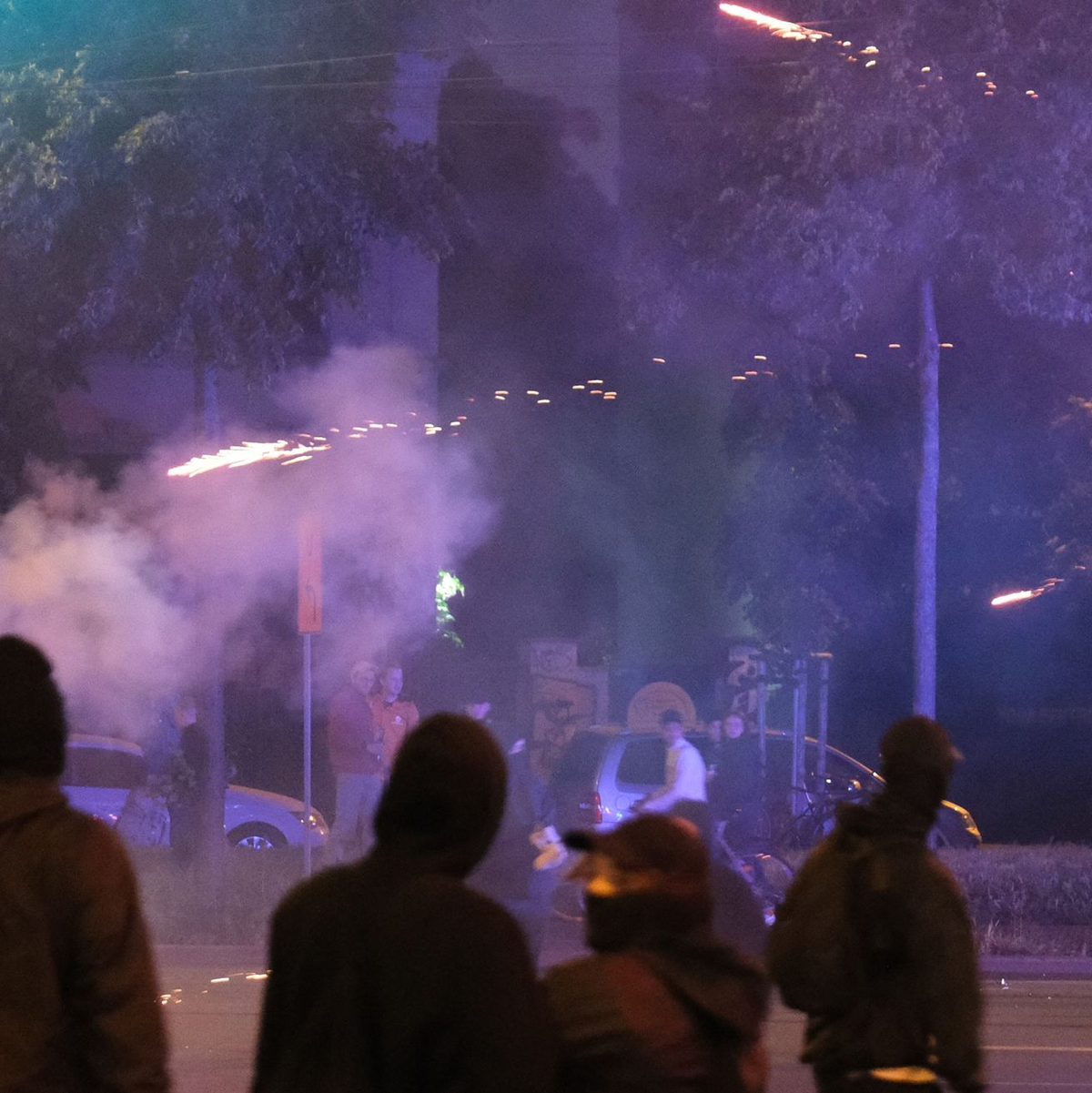 Im Leipziger Stadtteil Connewitz kommt es zu Ausschreitungen. - Foto: Sebastian Willnow/dpa