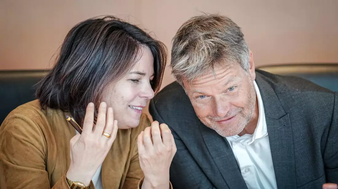 Lisa Paus und Annalena Baerbock, sowie Karl Lauterbach nehmen an der Sitzung des Bundeskabinetts teil. - Bild: Kay Nietfeld/dpa