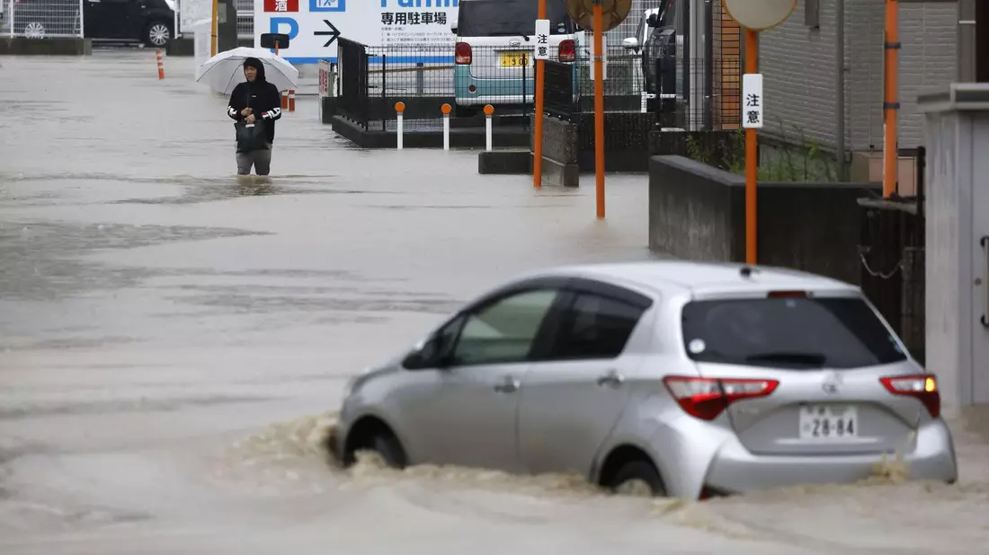 Die Straßen stehen unter Wasser. - Bild: Uncredited/kyodo/dpa