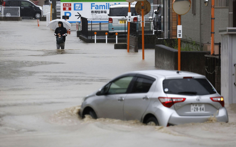 Die Straßen stehen unter Wasser. - Foto: Uncredited/kyodo/dpa