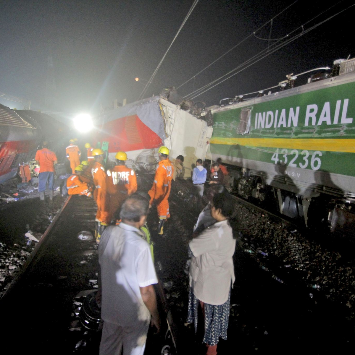 Rettungskräfte arbeiten an der Unglücksstelle. - Foto: Uncredited/AP