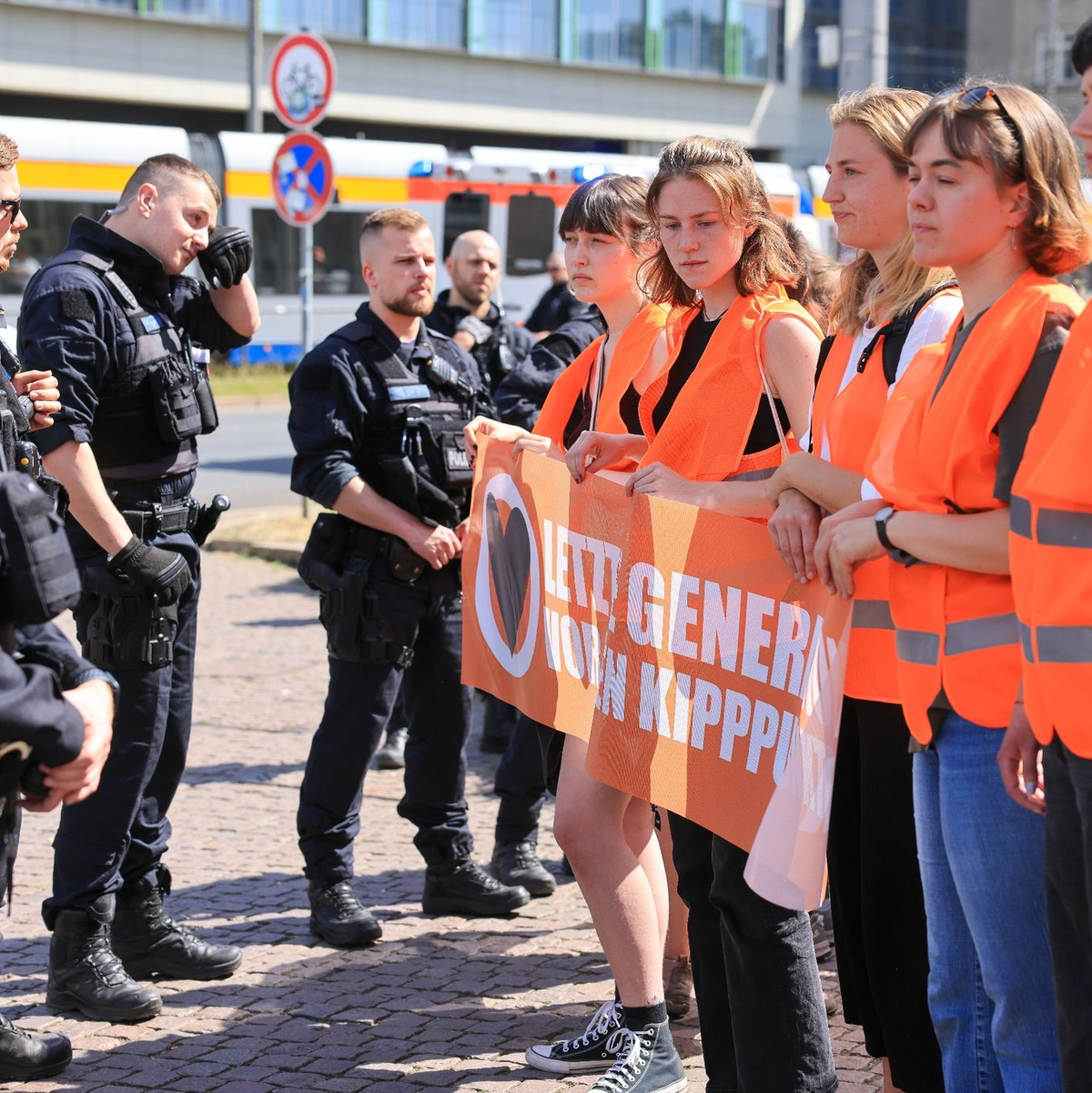 Teilnehmer eines Protestmarsches der Letzten Generation gehen um den Leipziger Ring. - Foto: Jan Woitas/dpa