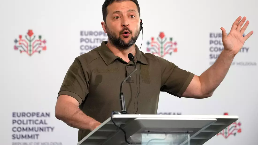 Wolodymyr Selenskyj versucht weiterhin, die Ukraine zu verteidigen. - Bild: Andreea Alexandru/AP/dpa