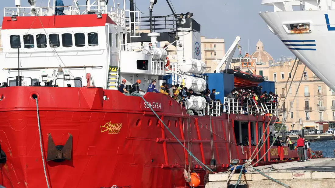 Mit der «Sea-Eye 4» wurden bereits in der Vergangenheit Migranten gerettet. Hier legt das Schiff in Trapani an. - Bild: Alberto Lo Bianco/LaPresse/AP/dpa