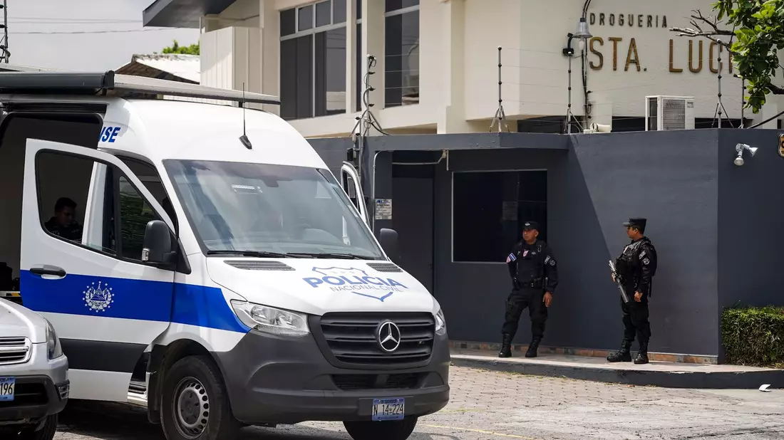 Nachdem El Salvadors Staatschef Bukele der Korruption den Kampf ansagte, gingen Sicherheitskräfte gegen das Vermögen von Ex-Präsidenten Cristiani vor. - Bild: Camilo Freedman/dpa
