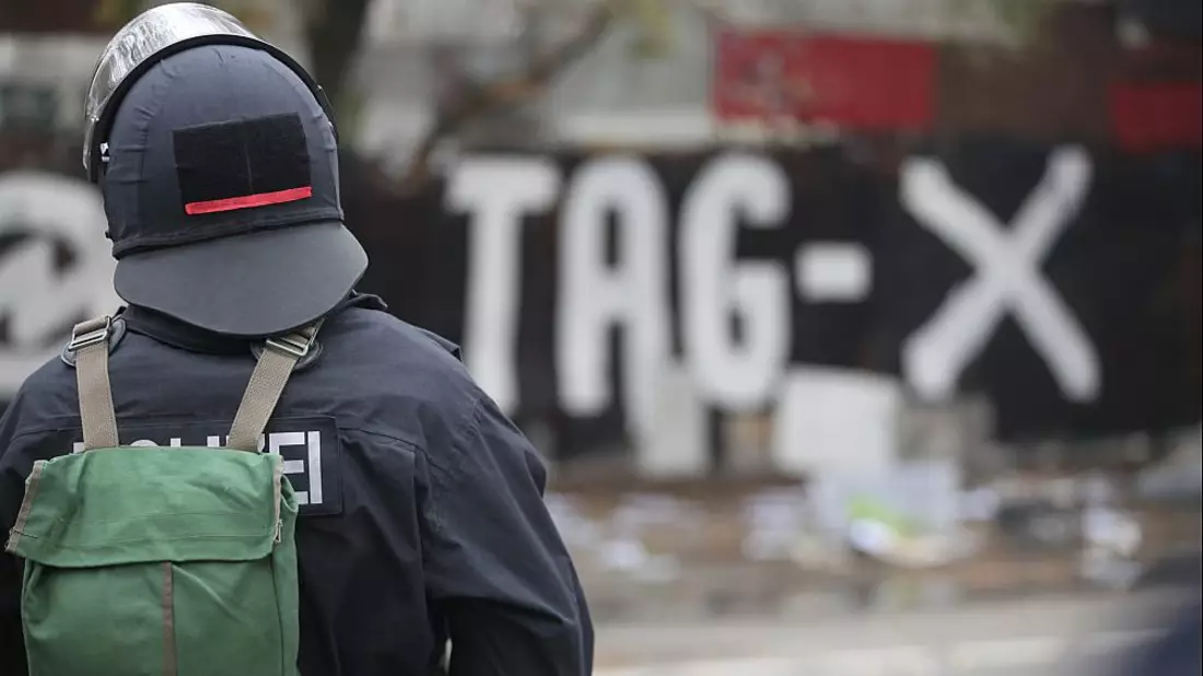 Polizei vor einem Schriftzug Tag X - Bild: ?ber dts Nachrichtenagentur