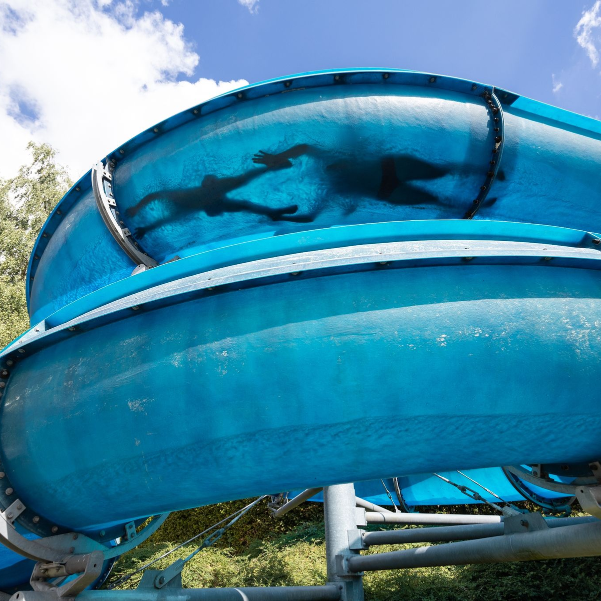 Besucher des FreiBadSoden rutschen in der Wasserrutsche in Bad Soden am Taunus. - Foto: Hannes P. Albert/dpa