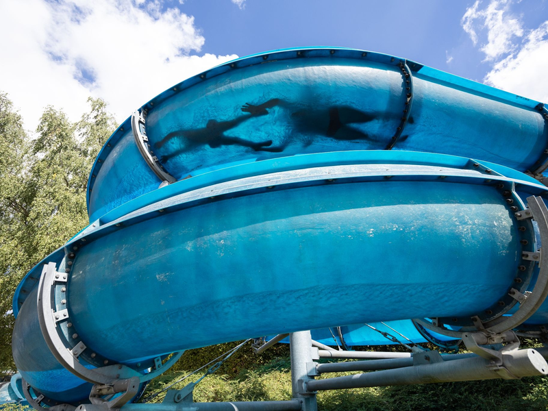 Besucher des FreiBadSoden rutschen in der Wasserrutsche in Bad Soden am Taunus. - Foto: Hannes P. Albert/dpa
