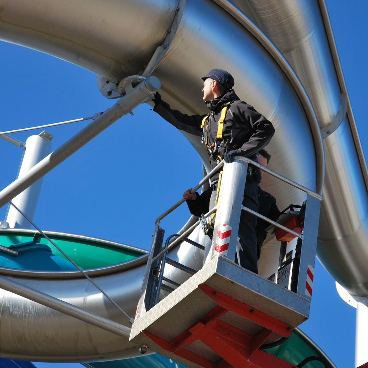 Ferdinand Ziegler vom TÜV Süd prüft eine Wasserrutsche auf dem Außengelände der Therme Erding. - Foto: TÜV Süd/dpa