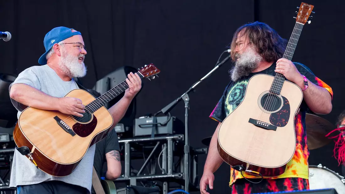 Kyle Gass und Jack Black (r) von der  Band Tenacious D bei Rock im Park. - Bild: Daniel Vogl/dpa