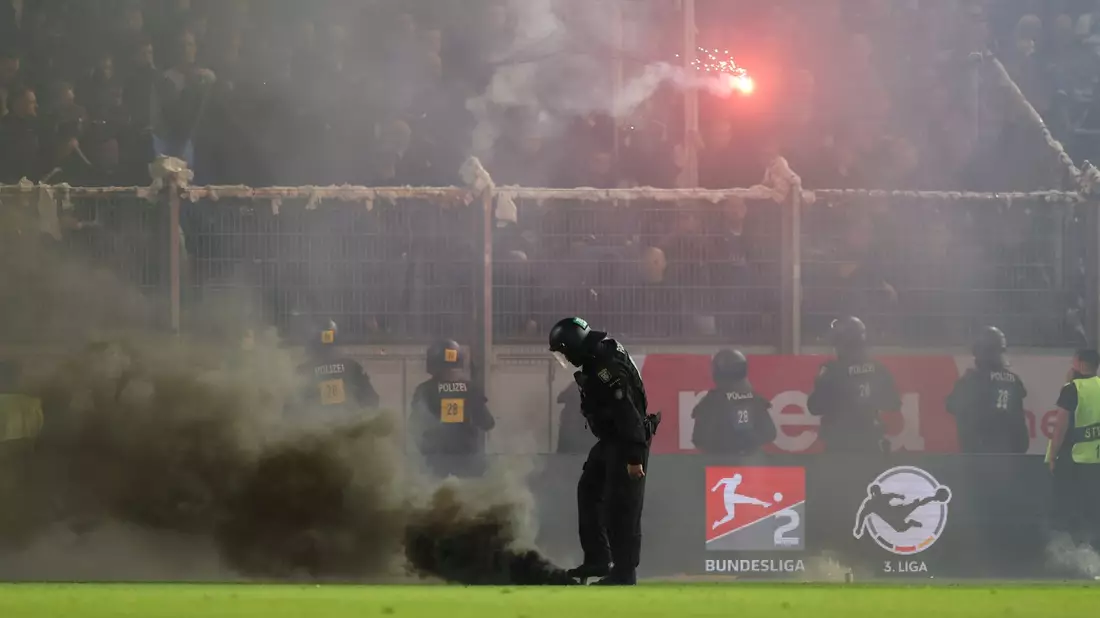 Bielefelder Fans hatten in Wiesbaden Leuchtraketen auf das Spielfeld geworfen. - Bild: Jörg Halisch/dpa
