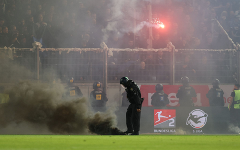 Bielefelder Fans hatten in Wiesbaden Leuchtraketen auf das Spielfeld geworfen. - Foto: Jörg Halisch/dpa