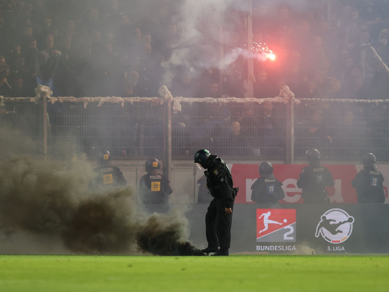 Bielefelder Fans hatten in Wiesbaden Leuchtraketen auf das Spielfeld geworfen. - Foto: Jörg Halisch/dpa