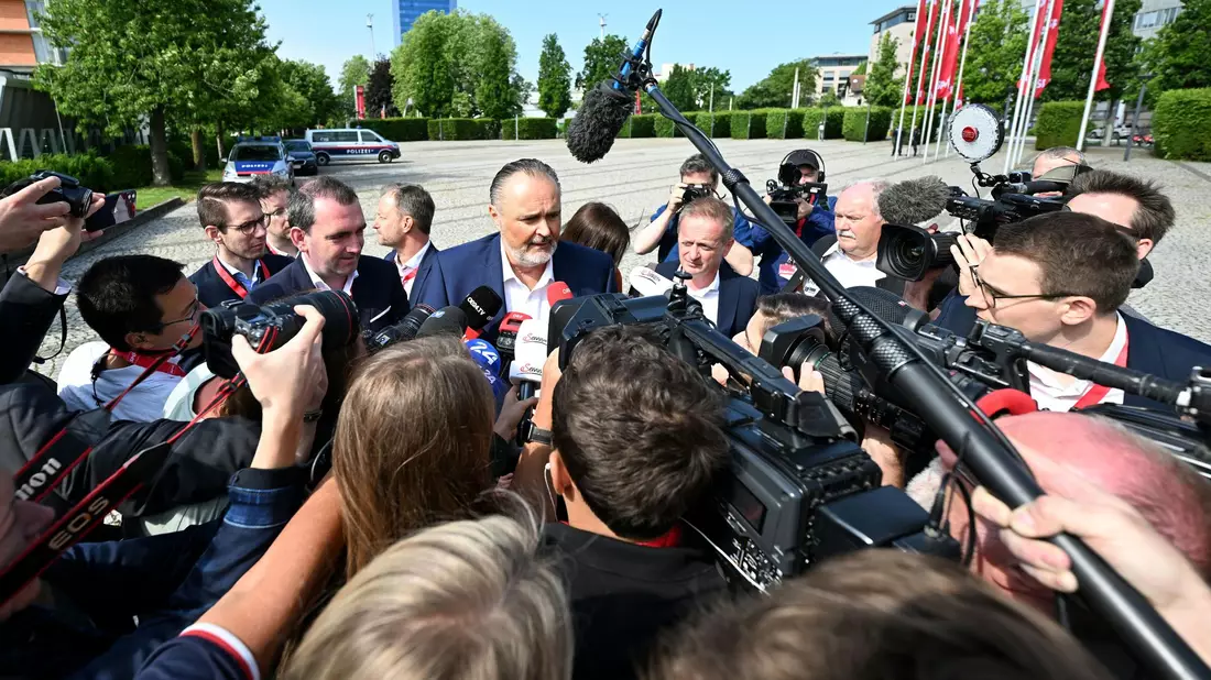Der burgenländische Ministerpräsident Hans Peter Doskozil spricht im Rahmen eines außerordentlichen Bundesparteitages der SPÖ. - Bild: Helmut Fohringer/APA/dpa