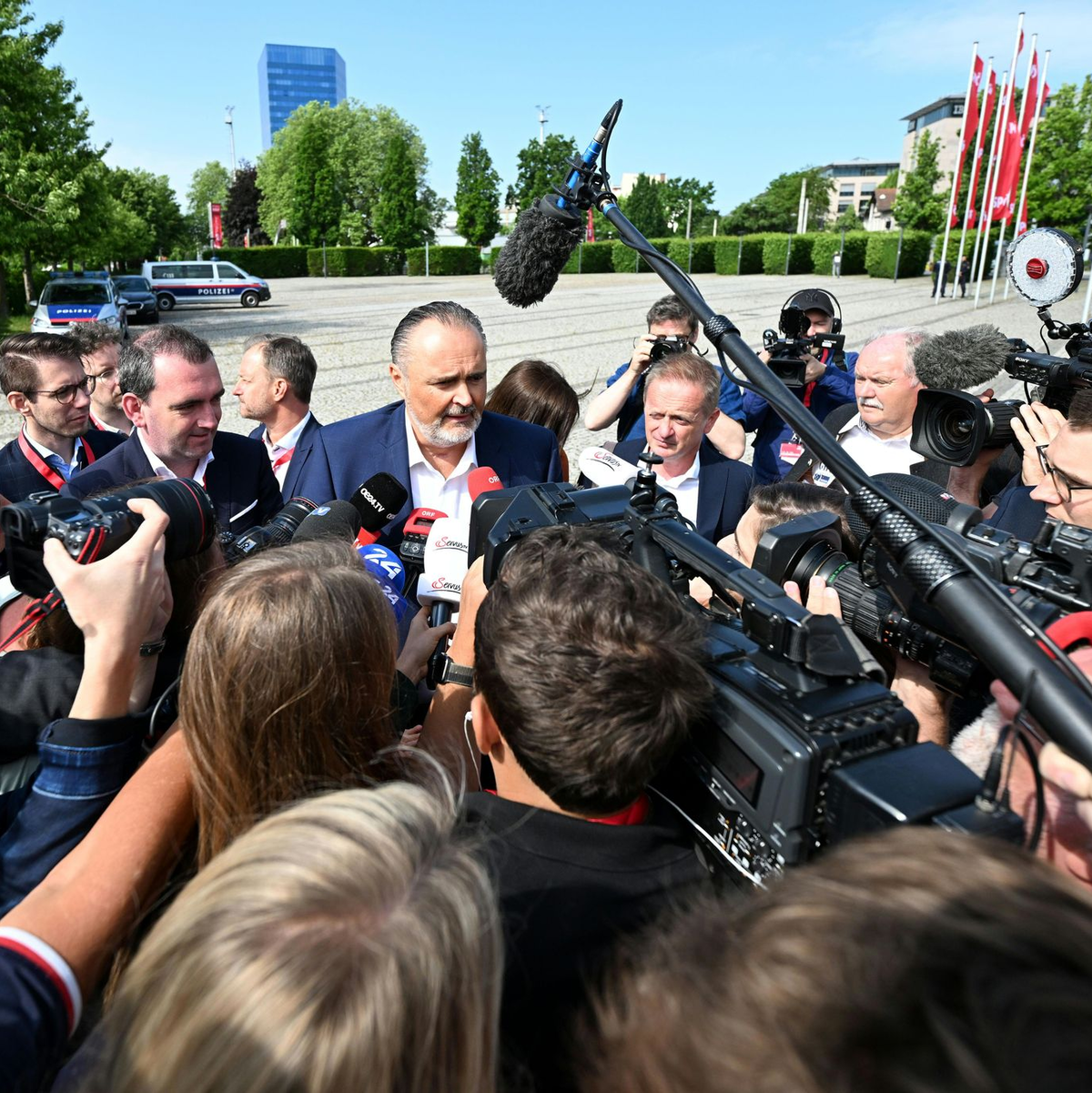 Der burgenländische Ministerpräsident Hans Peter Doskozil spricht im Rahmen eines außerordentlichen Bundesparteitages der SPÖ. - Foto: Helmut Fohringer/APA/dpa