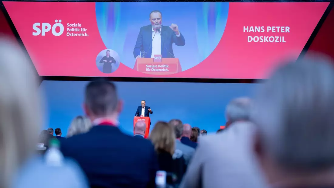 Der burgenländische Ministerpräsident Hans Peter Doskozil spricht im Rahmen eines außerordentlichen Bundesparteitages der SPÖ. - Bild: Georg Hochmuth/APA/dpa