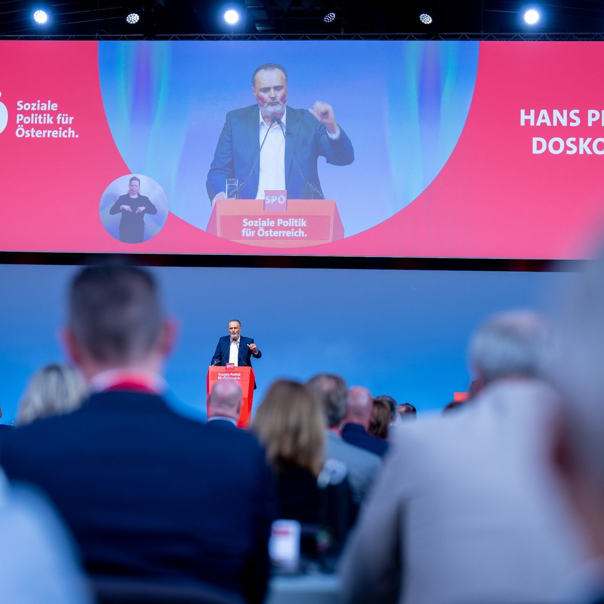 Der burgenländische Ministerpräsident Hans Peter Doskozil spricht im Rahmen eines außerordentlichen Bundesparteitages der SPÖ. - Foto: Georg Hochmuth/APA/dpa