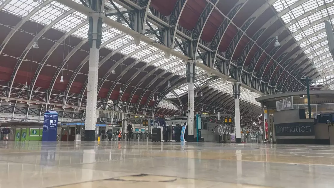 Die Bahnhofshalle des Londoner Bahnhofs Paddington ist wenig besucht, während die Mitglieder der Lokführer-Gewerkschaft Aslef streiken. - Bild: Nick Warren/PA Wire/dpa