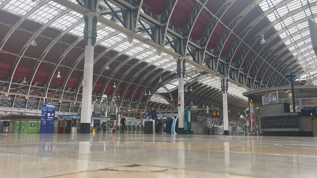 Die Bahnhofshalle des Londoner Bahnhofs Paddington ist wenig besucht, während die Mitglieder der Lokführer-Gewerkschaft Aslef streiken. - Foto: Nick Warren/PA Wire/dpa