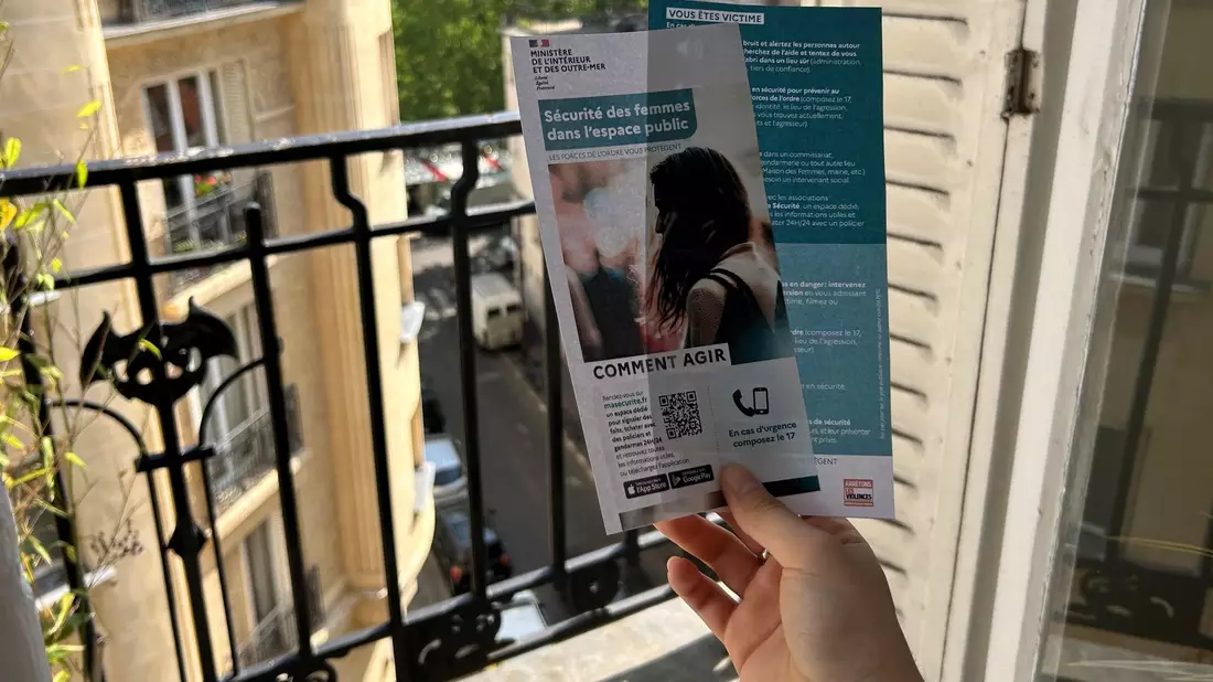 Die Flyer mit Verhaltenstipps für Frauen gegen sexuelle Belästigung im öffentlichen Raum sorgen in Frankreich für Wirbel. - Bild: Michael Evers/dpa