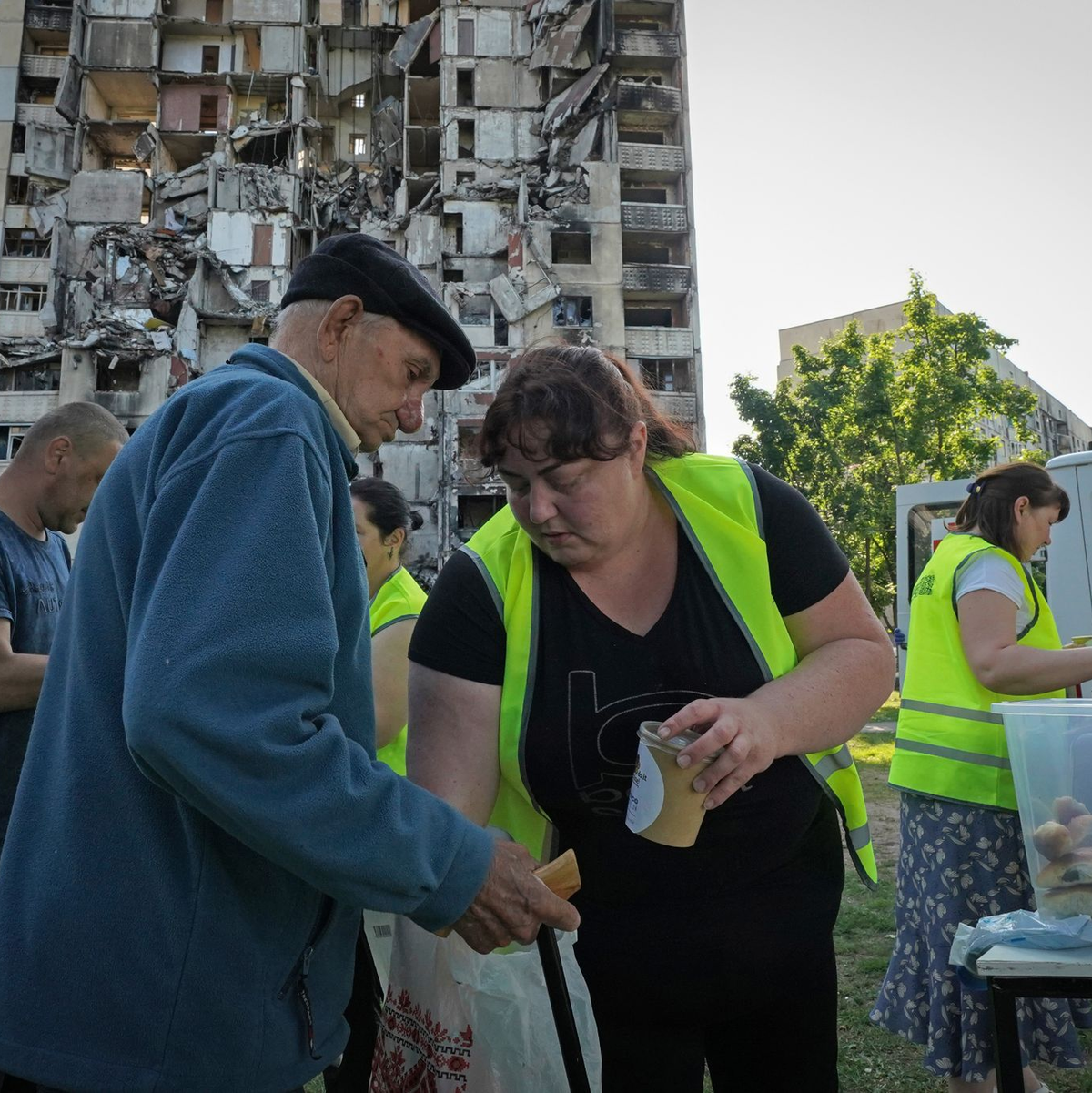 Russland hat Charkiw in der Nacht erneut mit Raketen beschossen. Die Ukraine verteidigt sich seit mehr als zwei Jahren gegen den russischen Angriffskrieg. - Foto: Andrii Marienko/AP