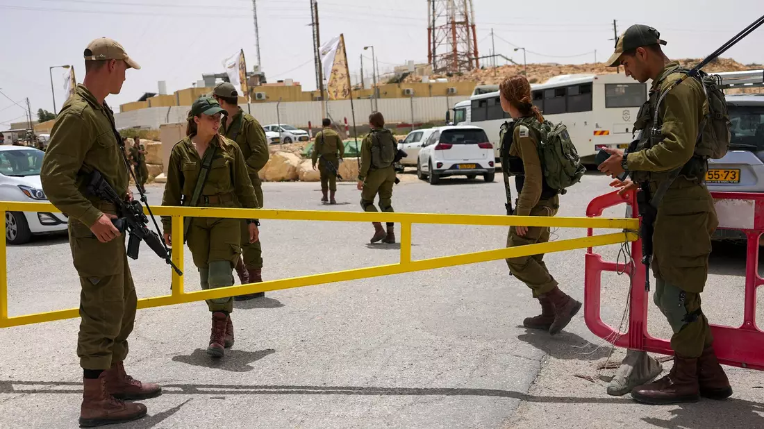 Israelische Soldaten sichern nach einem tödlichen Angriff an der Grenze zu Ägypten ein Tor, das zu einem Militärstützpunkt führt. - Bild: Tsafrir Abayov/AP/dpa