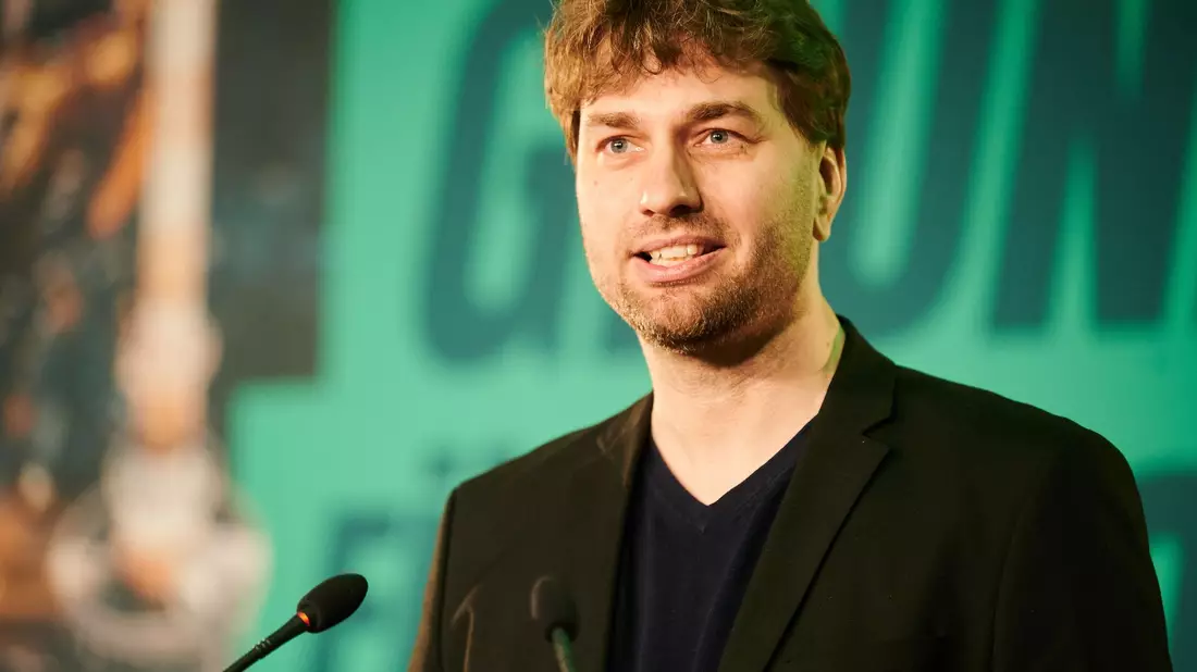 Stefan Gelbhaar (Bündnis 90/ Die Grünen) hält ein Verbot von kurzen Privatflügen für rechtlich schwierig. - Bild: Annette Riedl/dpa