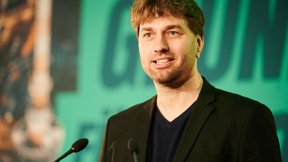 Stefan Gelbhaar (Bündnis 90/ Die Grünen) hält ein Verbot von kurzen Privatflügen für rechtlich schwierig. - Foto: Annette Riedl/dpa