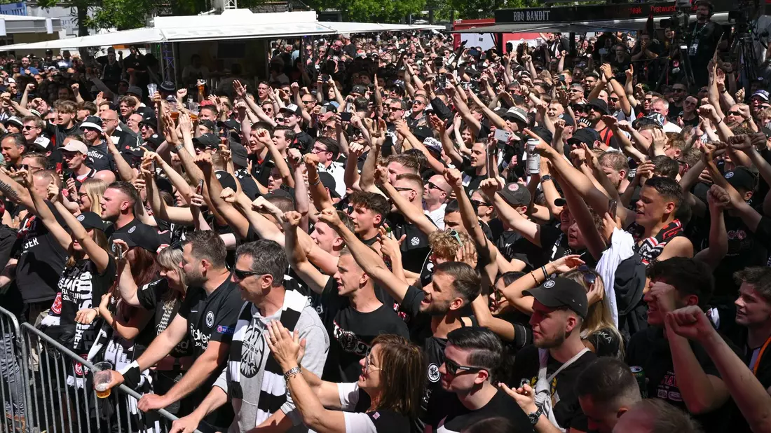 Tausende Eintracht-Fans feiern beim Fanfest auf dem Breitscheidplatz. - Bild: Arne Dedert/dpa