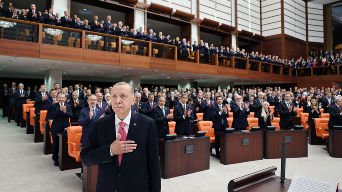 Nach der Vereidigung verlässt der türkische Präsident Erdogan die Große Nationalversammlung der Türkei (GNAT). - Foto: Präsidialamt der Türkei/dpa