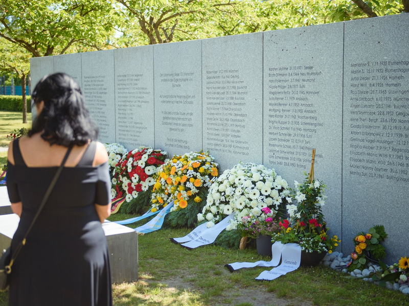 Eine Frau steht am 25. Jahrestag in der Gedenkstätte vor der Gedenktafel der Opfer des ICE-Unglücks von Eschede. - Foto: Gregor Fischer/dpa