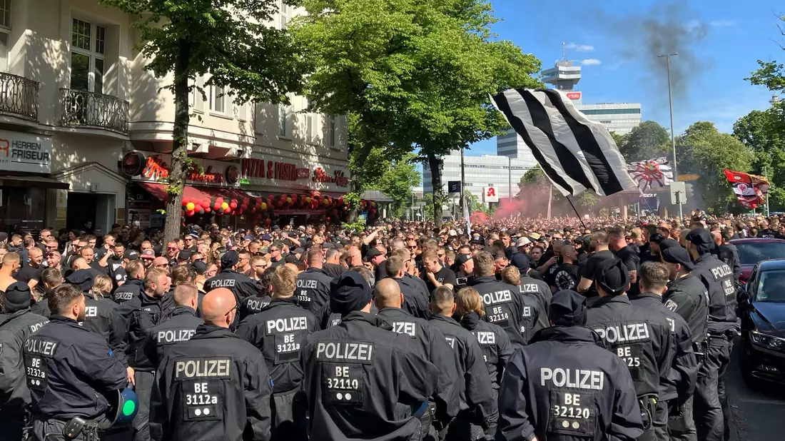 Zahlreiche Polizisten sichern den Eintracht-Fanmarsch zum Stadion ab. - Bild: David Langenbein/dpa
