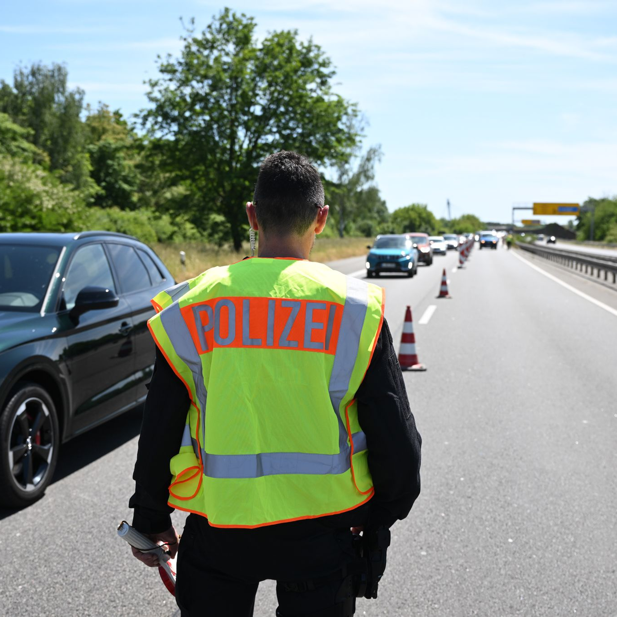Die Polizei hat sich in Leipzig auf einen Großeinsatz eingestellt. - Foto: Robert Michael/dpa
