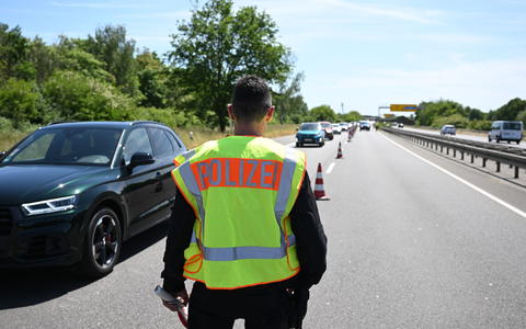 Ein Kontrollpunkt an der Bundesstraße B2. - Foto: Robert Michael/dpa