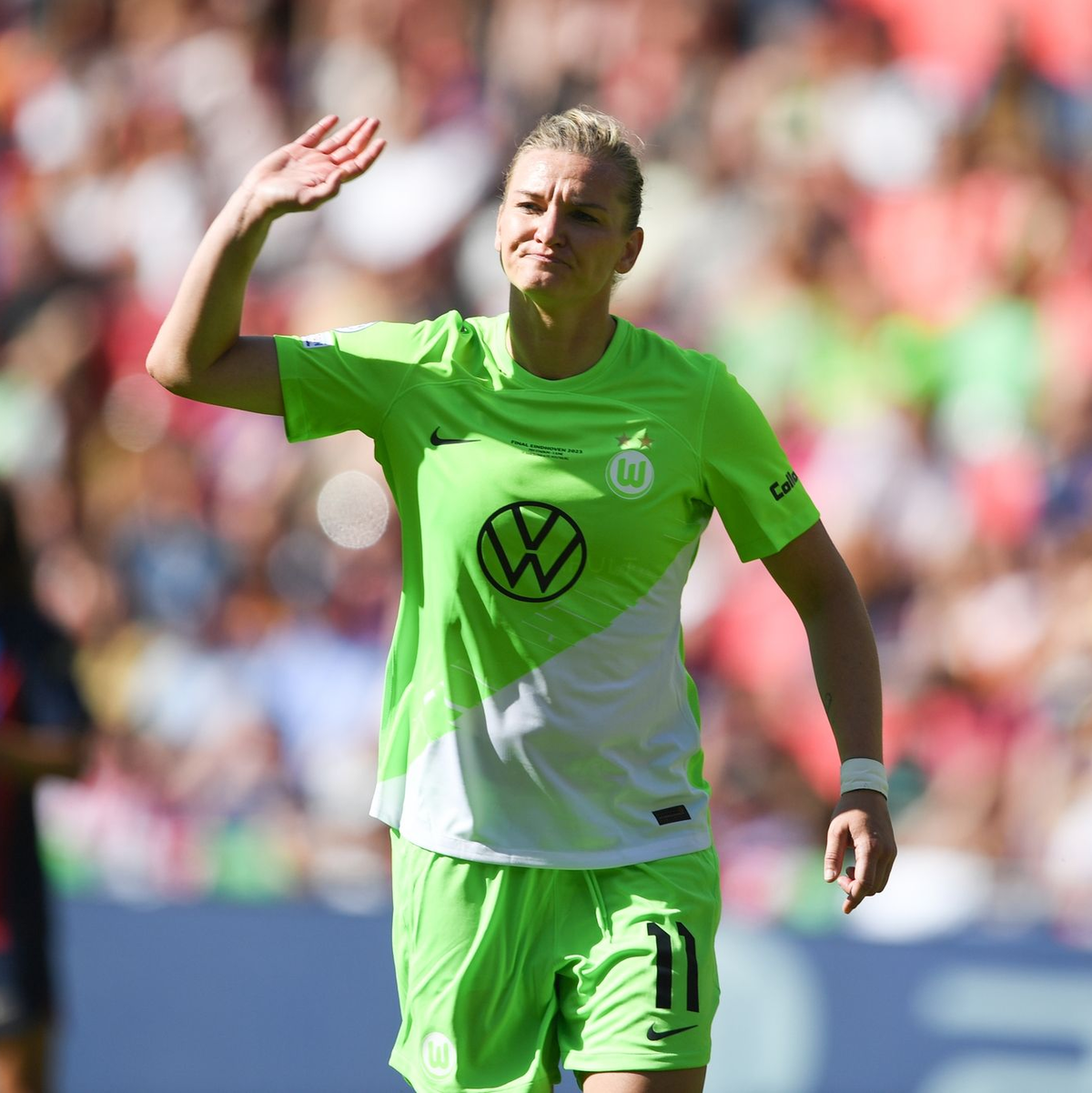 Die Wölfinnen um Alexandra Popp (l) mussten sich trotz einer 2:0-Führung geschlagen geben. - Foto: Swen Pförtner/dpa