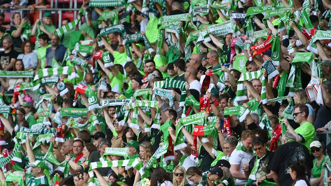 Zahlreiche Wolfsburger Fans waren zur Unterstützung ihrer Mannschaft nach Eindhoven gereist. - Bild: Swen Pförtner/dpa