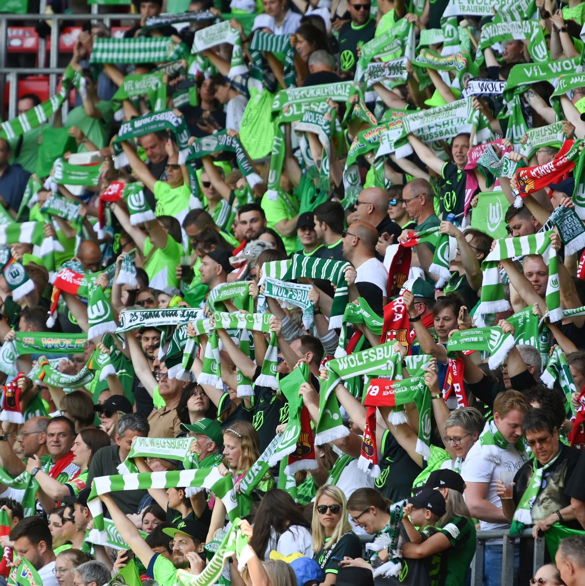 Zahlreiche Wolfsburger Fans waren zur Unterstützung ihrer Mannschaft nach Eindhoven gereist. - Foto: Swen Pförtner/dpa