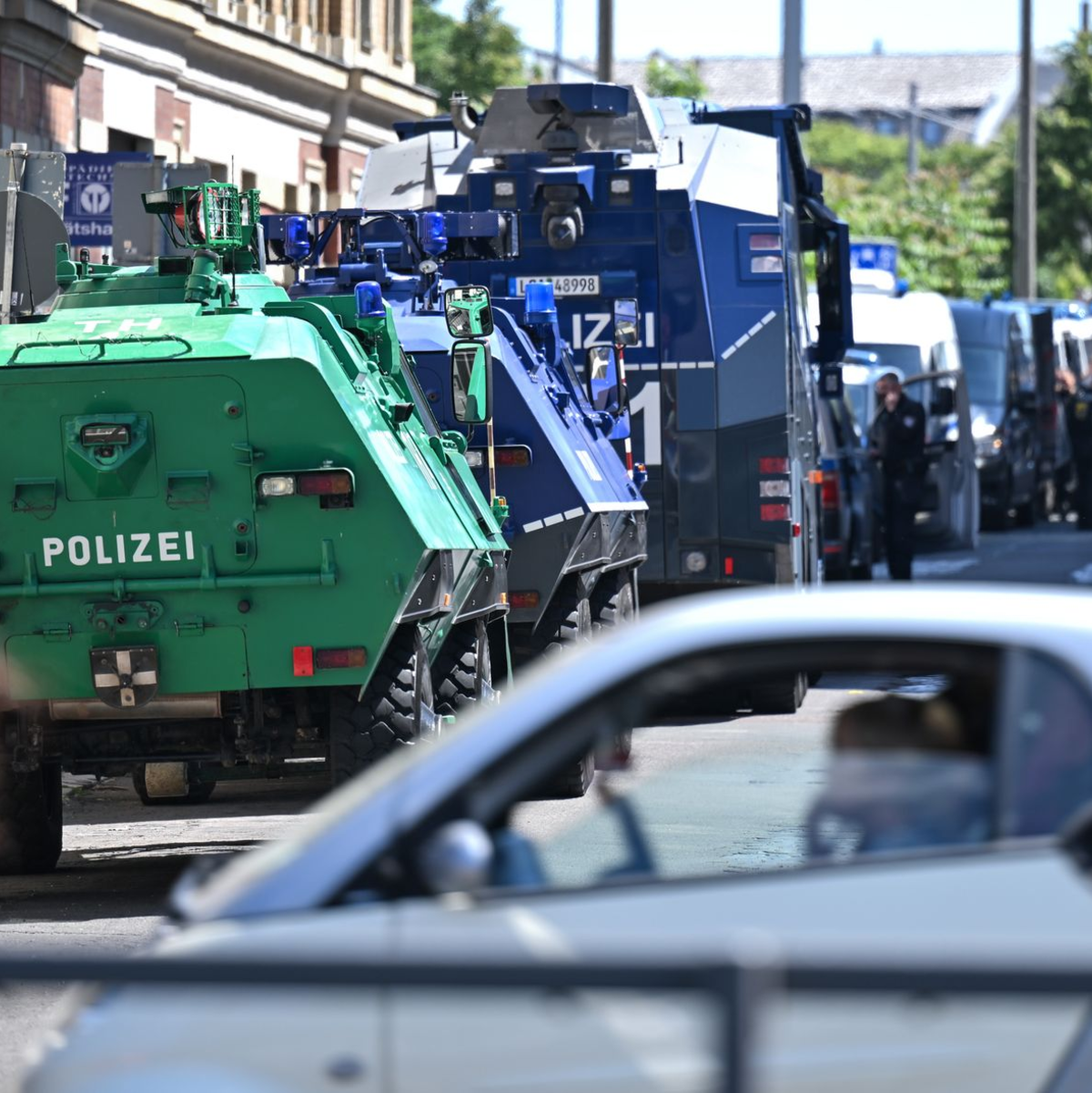 Einsatzfahrzeuge der Polizei an der Polizeidirektion in Leipzig. - Foto: Hendrik Schmidt/dpa