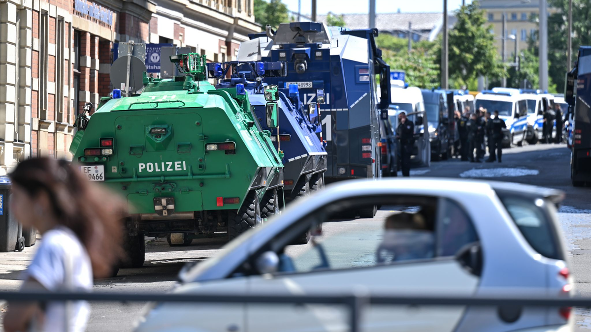 Polizisten halten einen Teilnehmer aus einer Demonstration in Leipzig fest. - Foto: Hendrik Schmidt/dpa