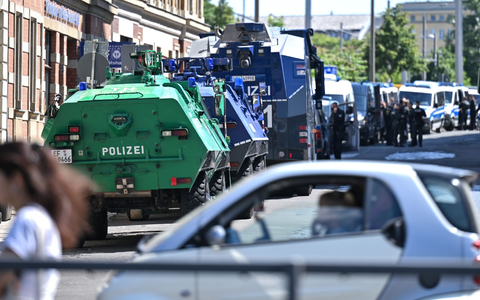Polizisten halten einen Teilnehmer aus einer Demonstration in Leipzig fest. - Foto: Hendrik Schmidt/dpa Polizisten halten einen Teilnehmer aus einer Demonstration in Leipzig fest. - Foto: Hendrik Schmidt/dpa