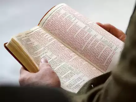 Im Kapitol von Utah wird die Bergpredigt aus der Bibel vorgelesen. - Foto: Steve Griffin/The Salt Lake Tribune/AP/dpa